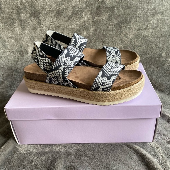 Madden Girl Shoes - NIB Madden Girl Snakeskin Cybell Flatform Sandals